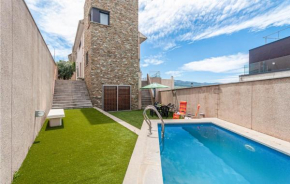 Beautiful home in Granada with Outdoor swimming pool, WiFi and 5 Bedrooms, Granada